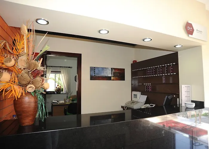 Hotel Colmeia Monte Real